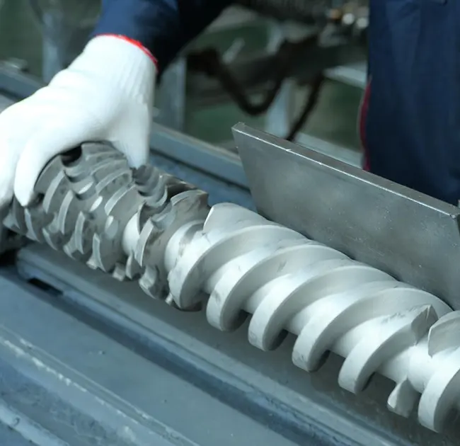 Waarom verschijnen er herhaaldelijk zwarte lijnen in de extruder? In dit artikel leert u hoe u snel kunt vaststellen of dit wordt veroorzaakt door een probleem met de loop of de schroef.